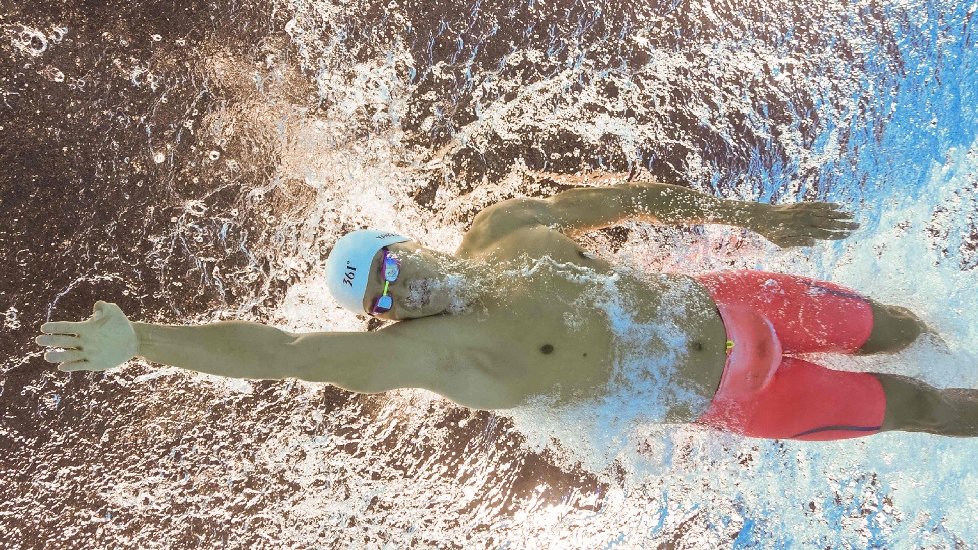 特朗普女儿看梅西踢球却没拿到球衣,全网笑疯,特朗普小女儿助选